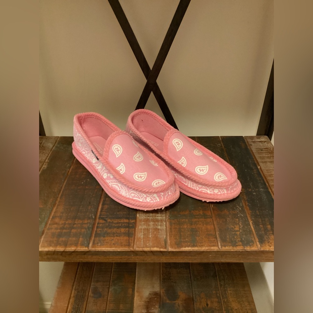 Trooper America Unisex Pink Paisley Bandana Slippers-NWOB